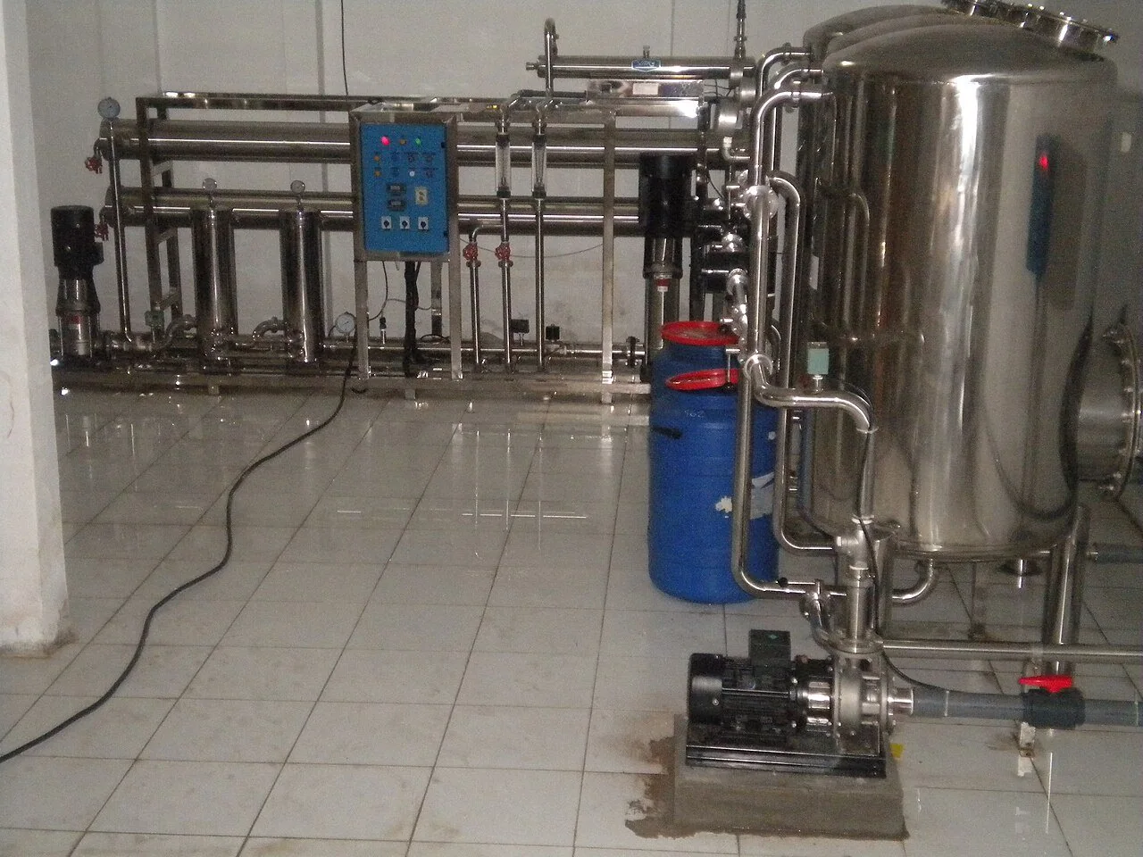 Industrial reverse osmosis membrane system and connected pipework